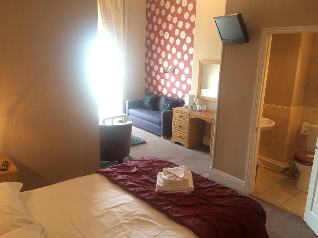 Doppelzimmer mit Balkon und Meerblick