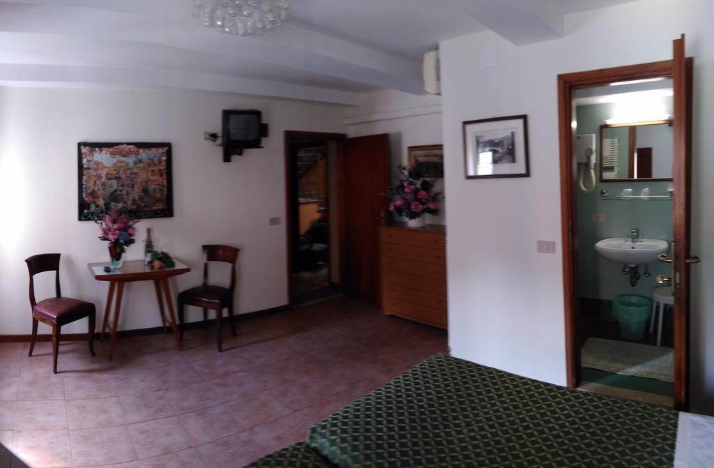 Triple Room Private Bathroom,215223671:JPEG