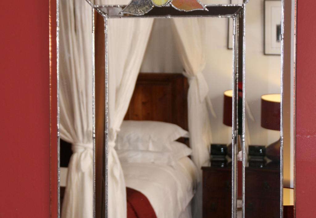Habitación con cama con dosel