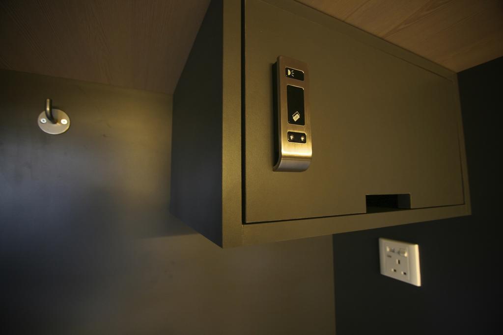 Single Bed 10-Bed Mixed Dormitory Room