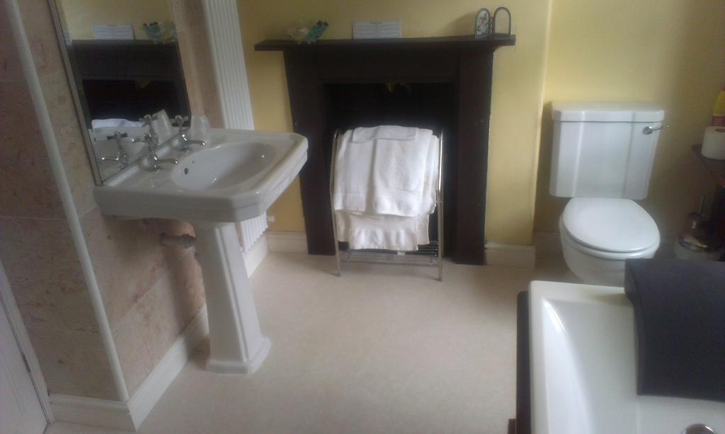 Double or Twin Room Private External Bathroom