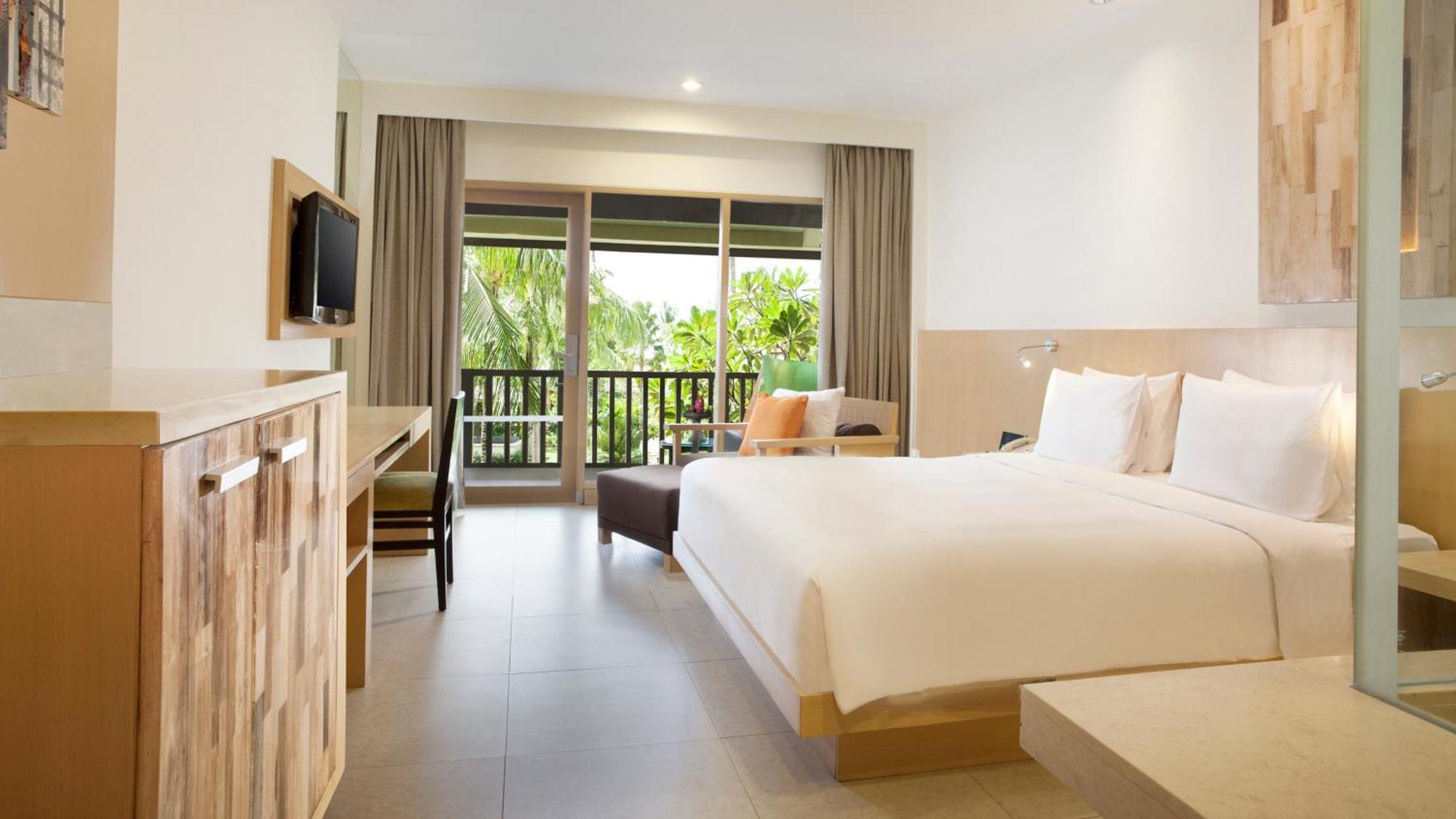 Estándar con cama extragrande, vistas al jardín y balcón