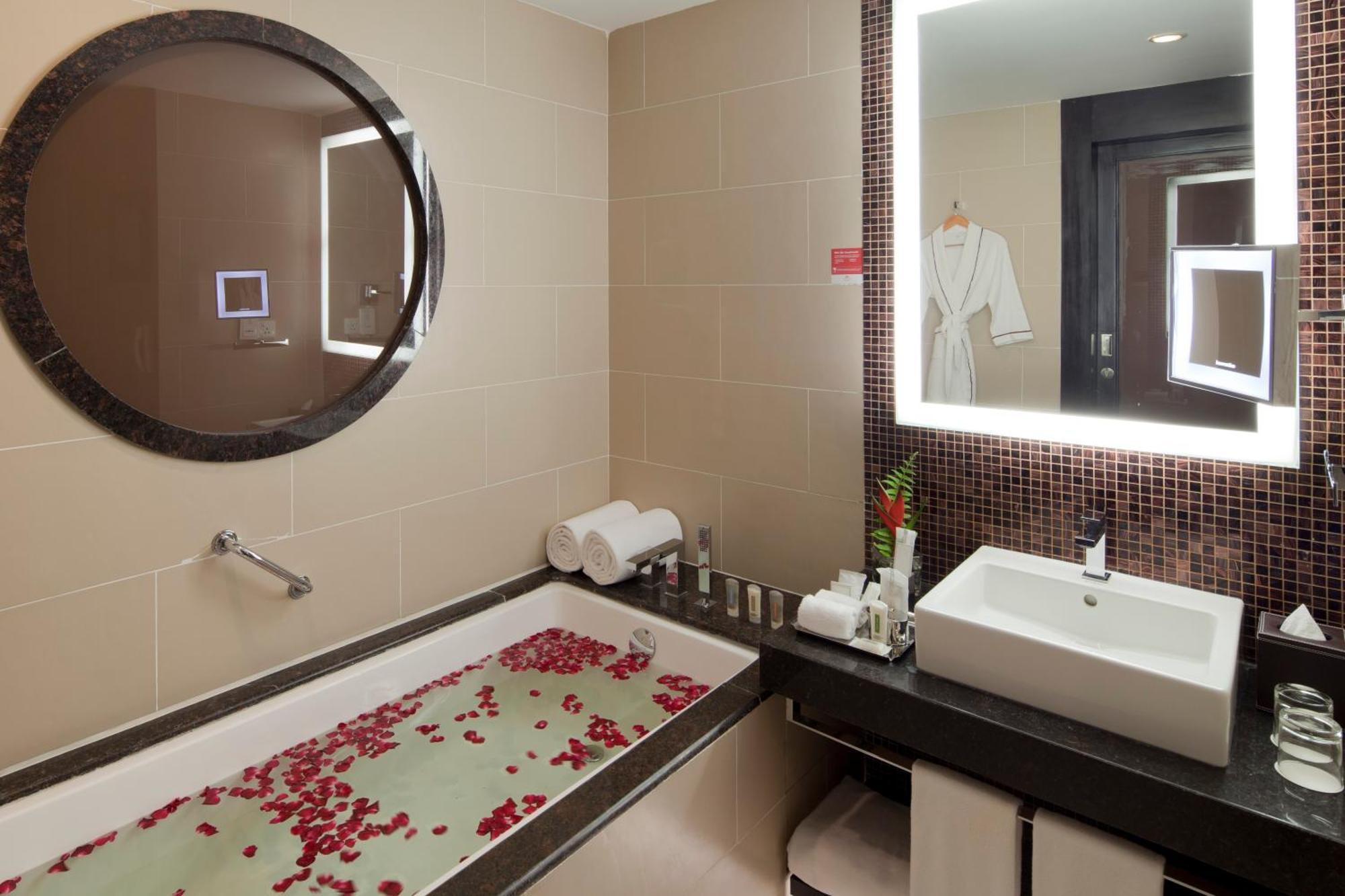 Executive Suite with Lounge Access and Complimentary 3 Pieces of Laundry