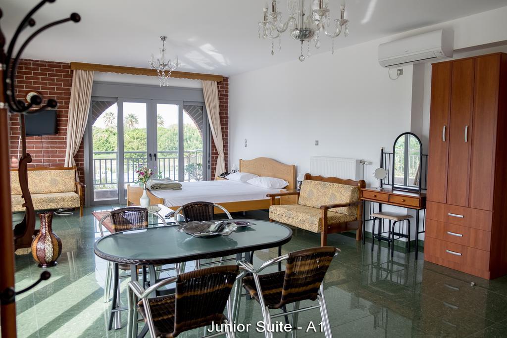 Suite Junior con vistas a la piscina (2 adultos + 2 niños)