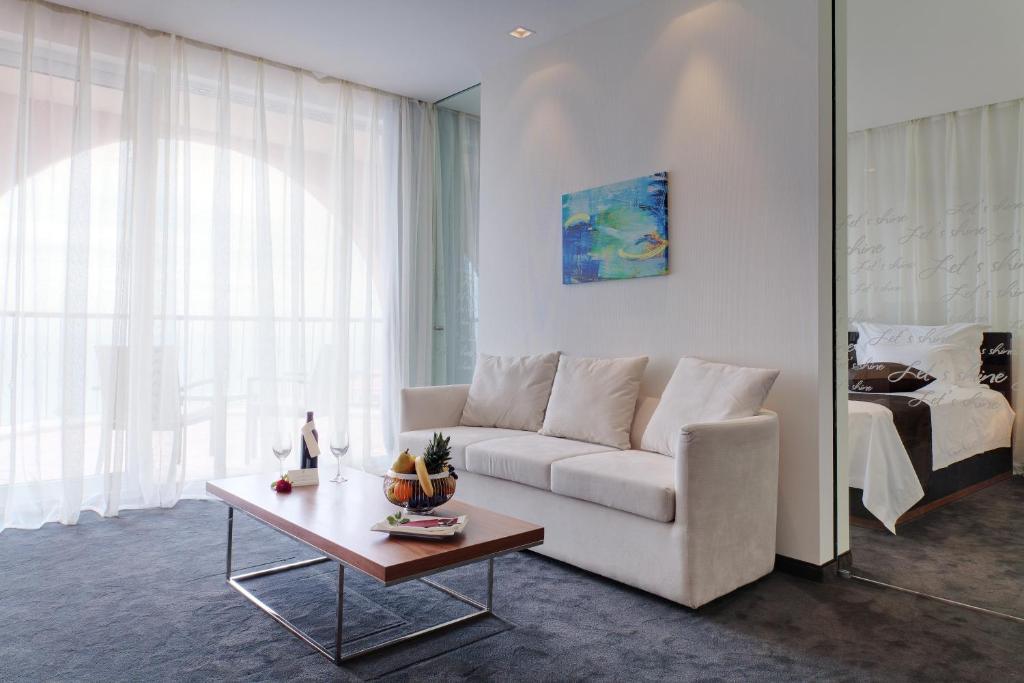 Suite with Balcony and Golf View - Free SPA Access
