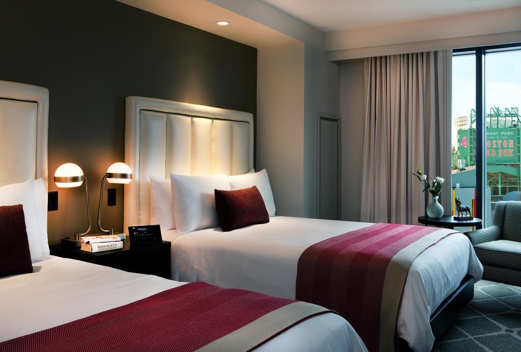 Zimmer mit 2 Queensize-Betten und Blick auf Fenway