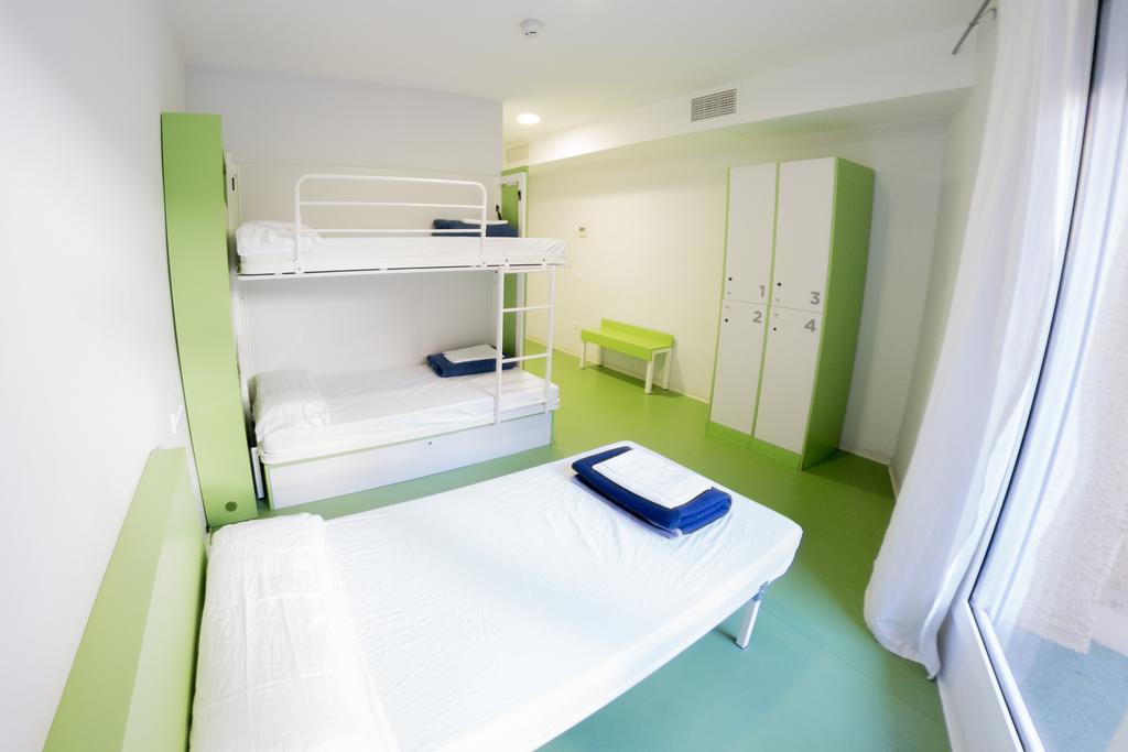 Quarto Triplo com Casa de Banho Privativa