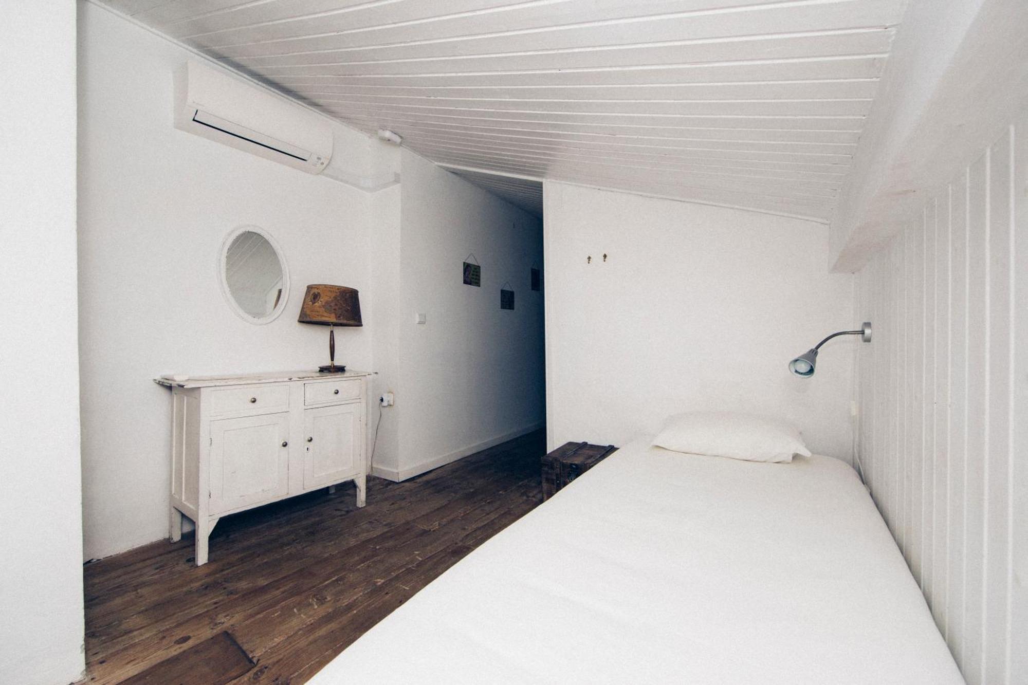 Single Bed 6-Bed Female Dormitory Room