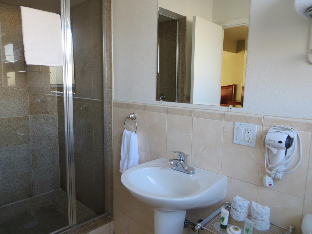 Queen Room,220257353:JPEG