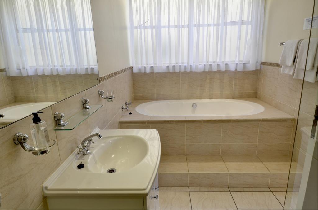 Luxe Tweepersoonskamer met 1 of 2 Bedden met Bad en Douche