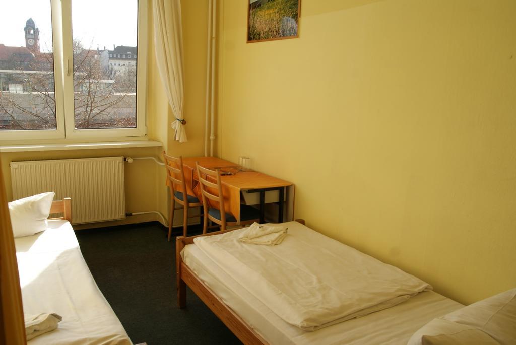 Quarto com 2 Camas de Solteiro e Banheiro Compartilhado