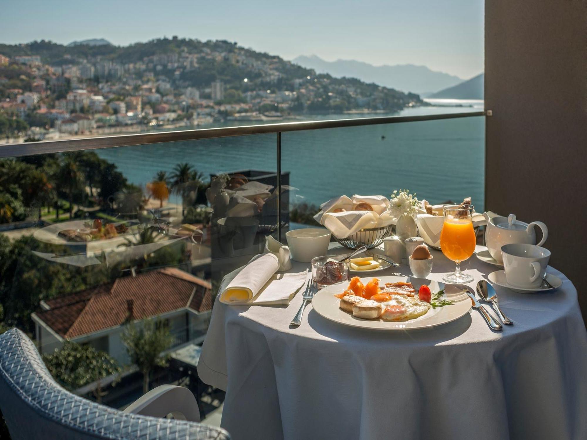 Twin Room with Balcony and side Sea View,1588594378:JPEG