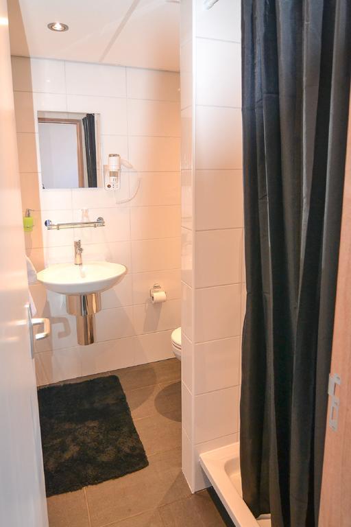 Vierbettzimmer mit Dusche