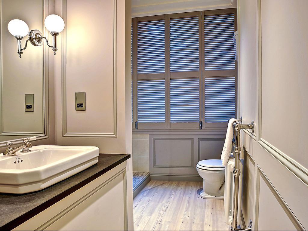 Luxury Four Poster Room Shower
