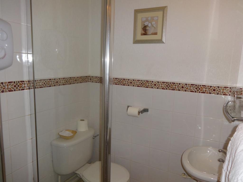 Twin Room Private External Bathroom