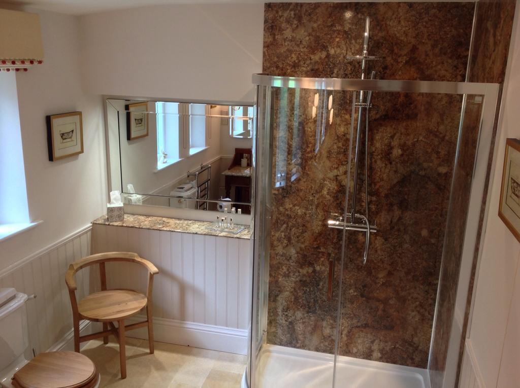 Deluxe Double Room Shower