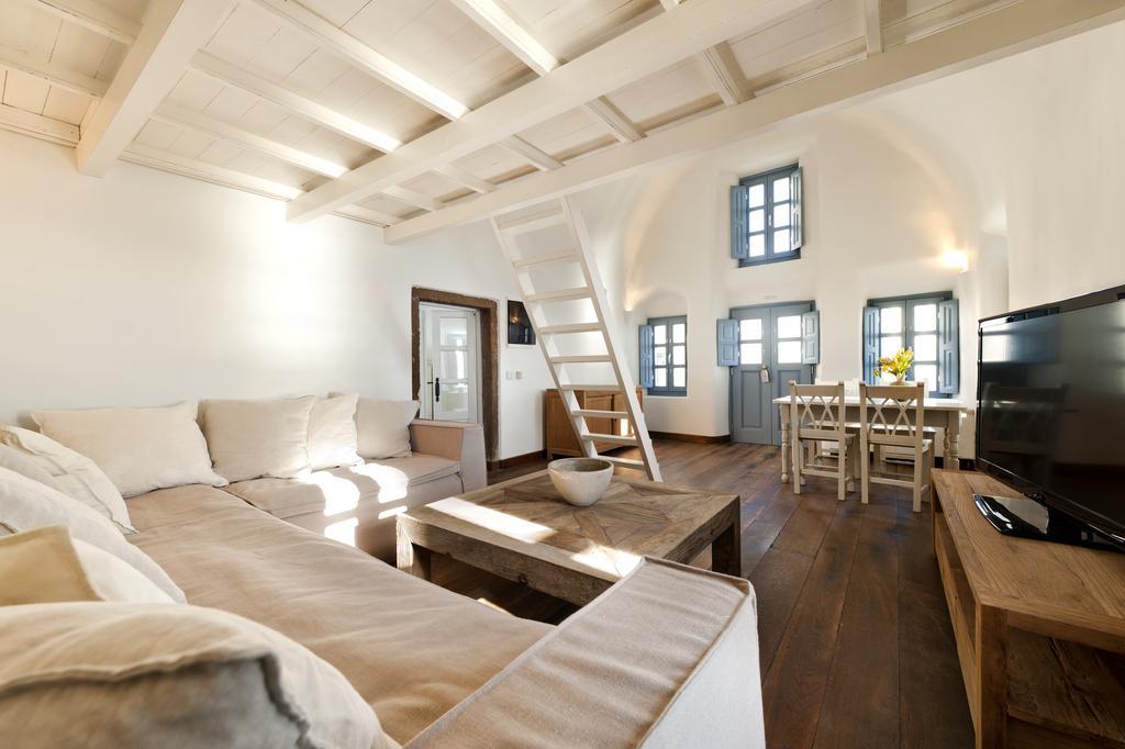 Loft Suite with access to Terrace with Shared Hot tub and Panoramic Caldera View