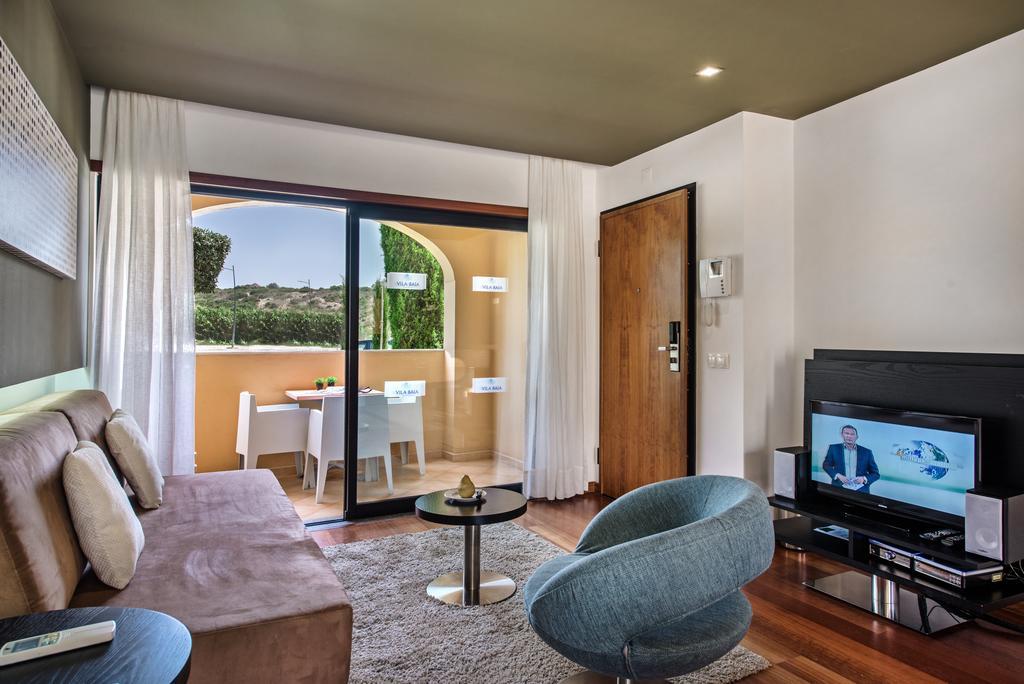 One-Bedroom Apartment Pool Side
