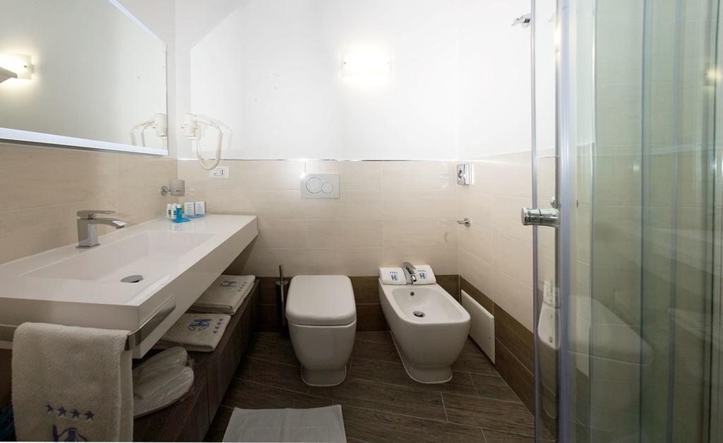 Quarto Duplo ou com 2 Camas de Solteiro, com Varanda e Vista Lateral para o Mar