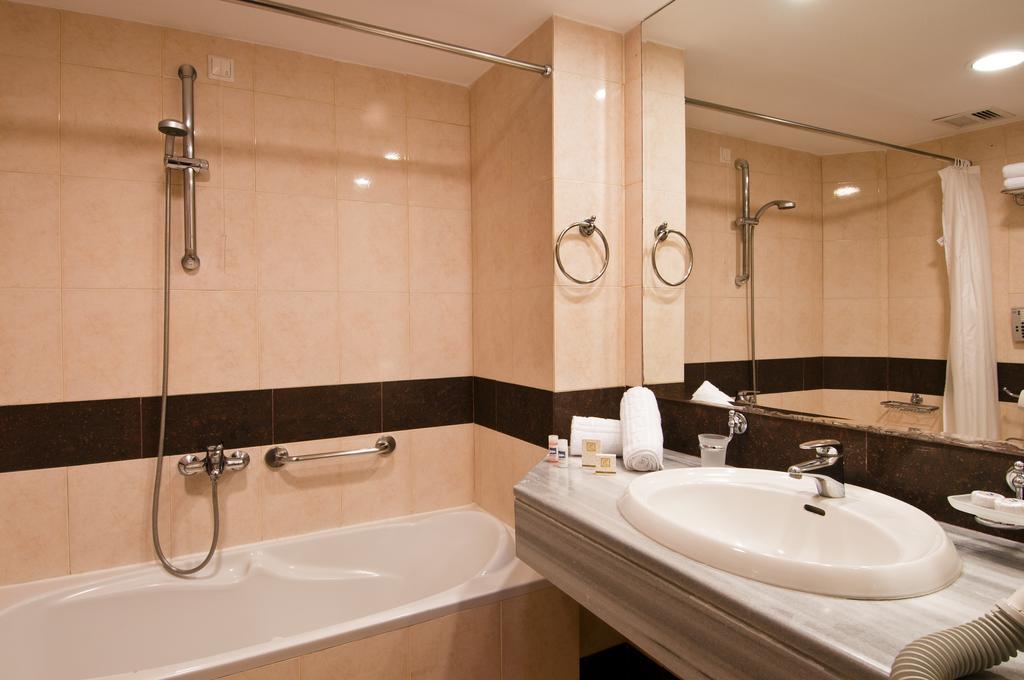 Executive Suite,702247108:JPEG