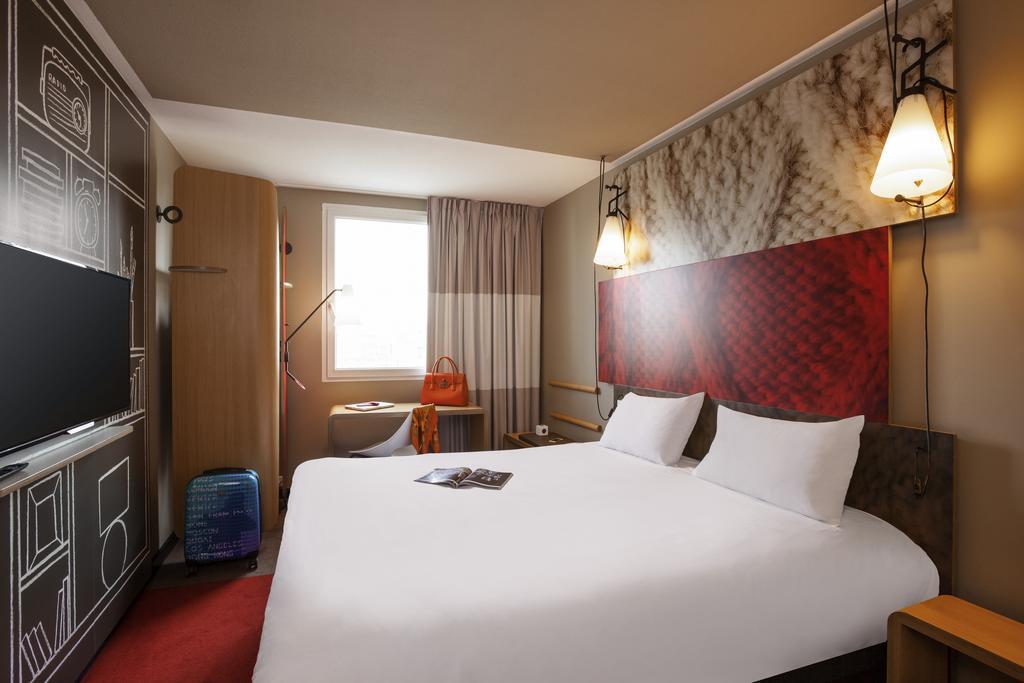 2 Adjacent Rooms