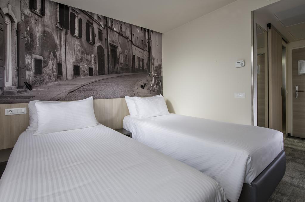 Quarto com Cama de Casal ou 2 de Solteiro