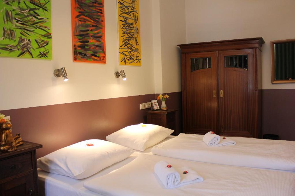 Chambre Lits Jumeaux avec Salle de Bains Commune
