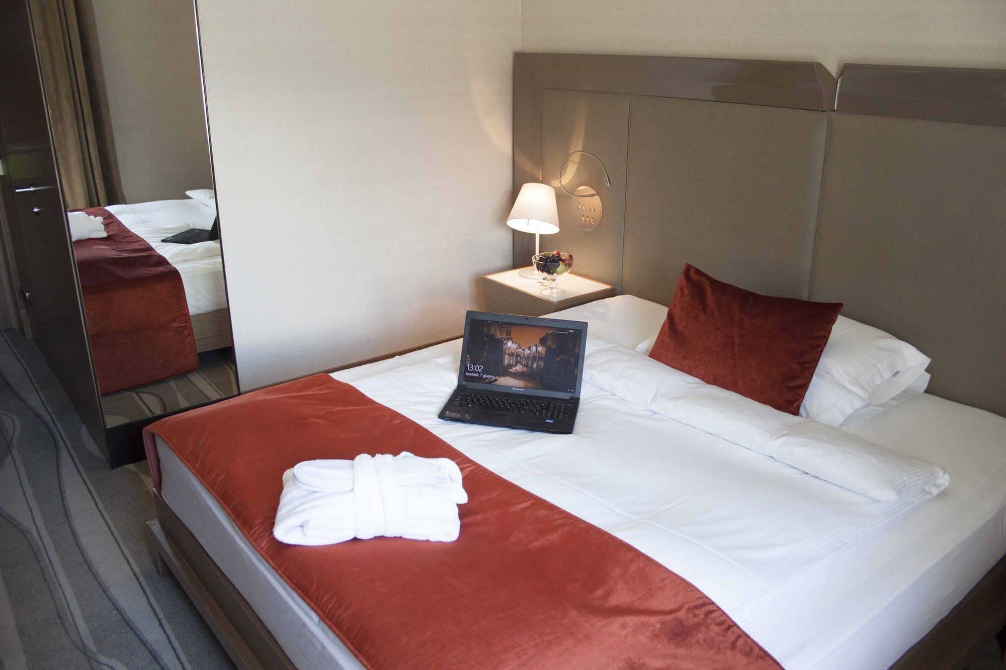 Habitación con cama grande