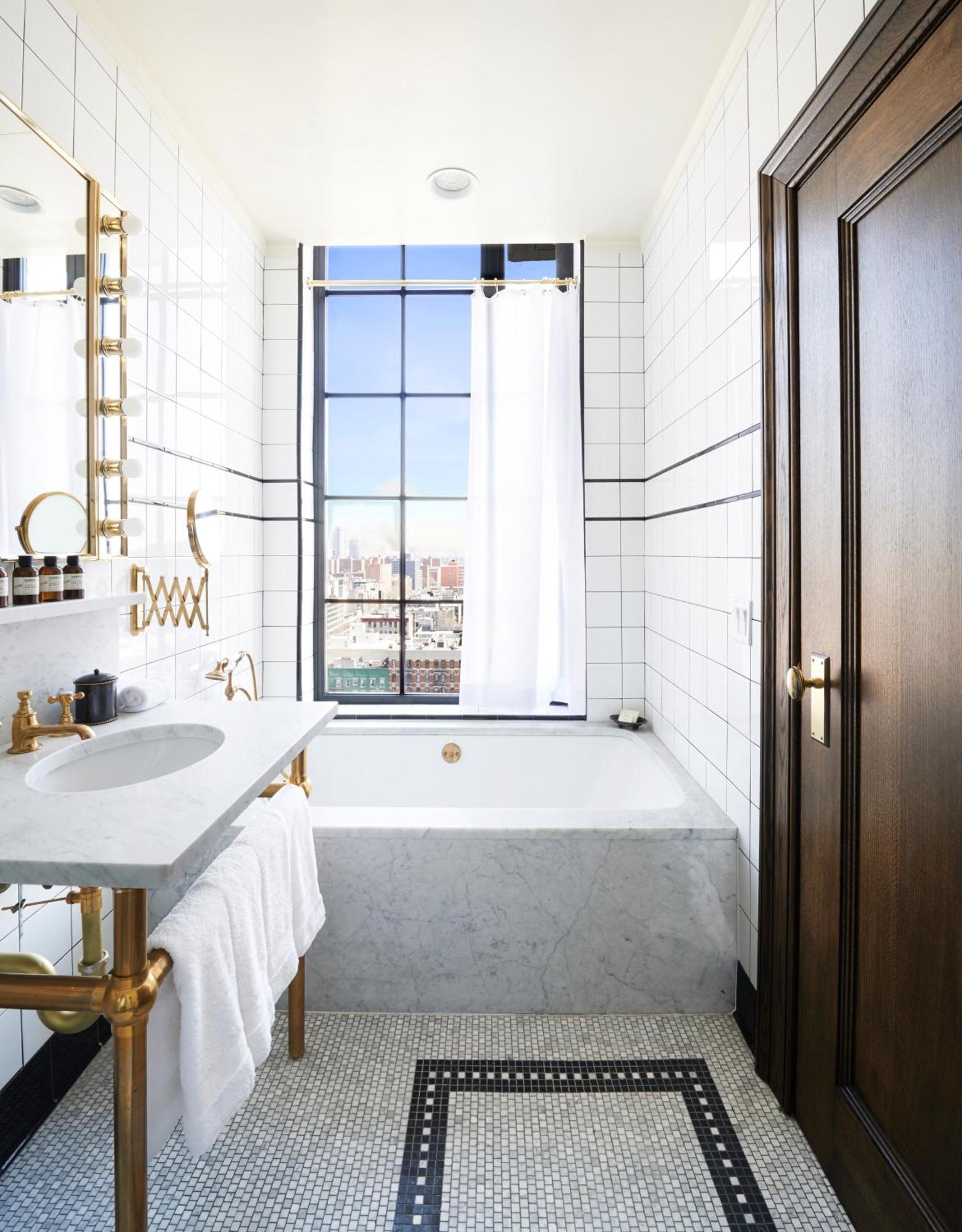 Loft mit Queensize-Bett und Badewanne