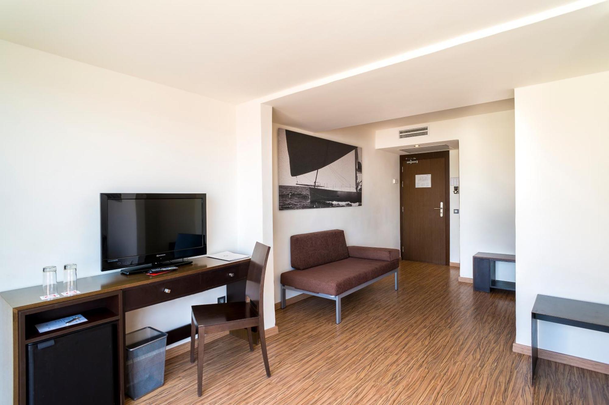 Family Room,833372966:JPEG