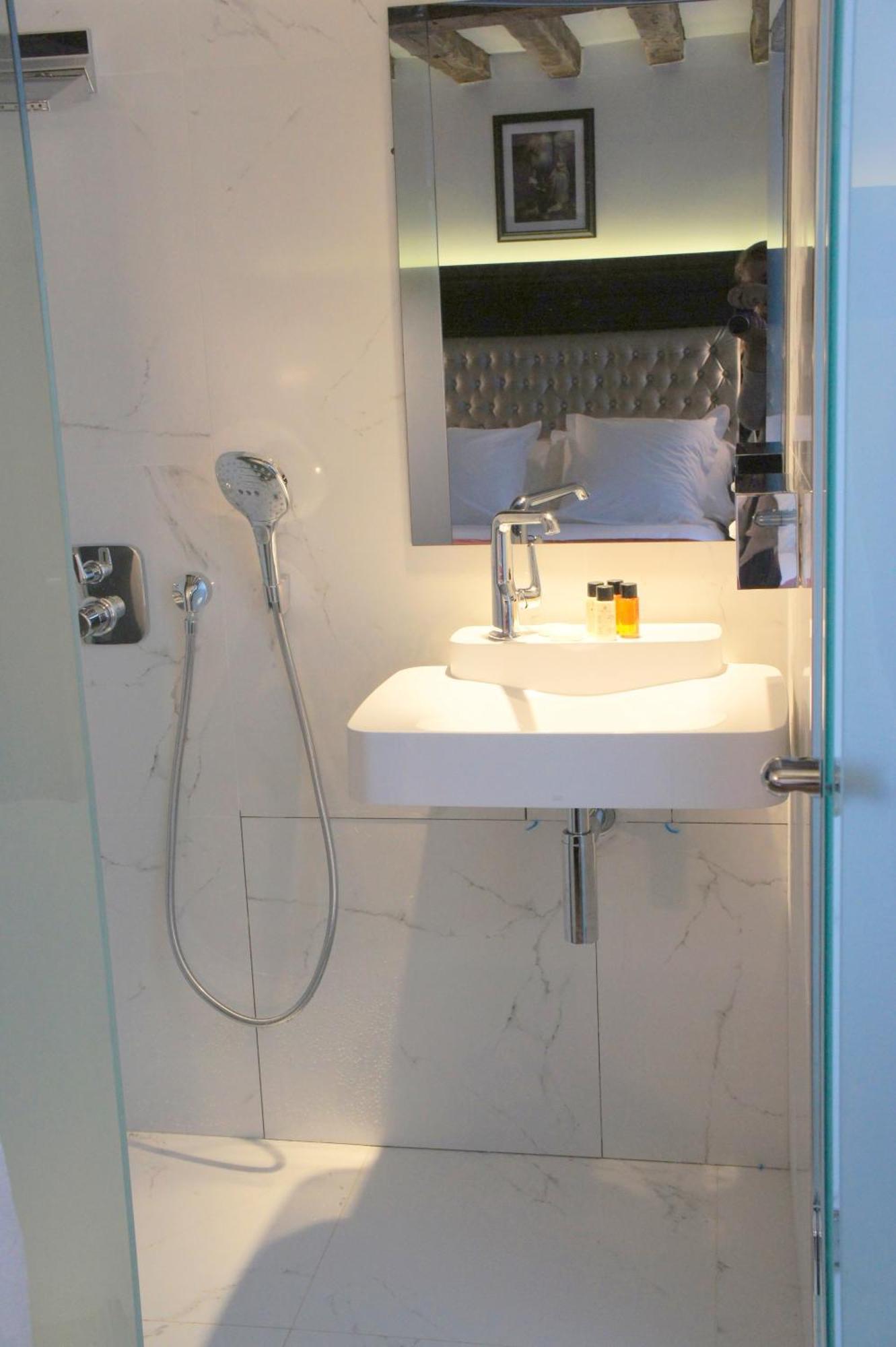 Classic Double Room Shower