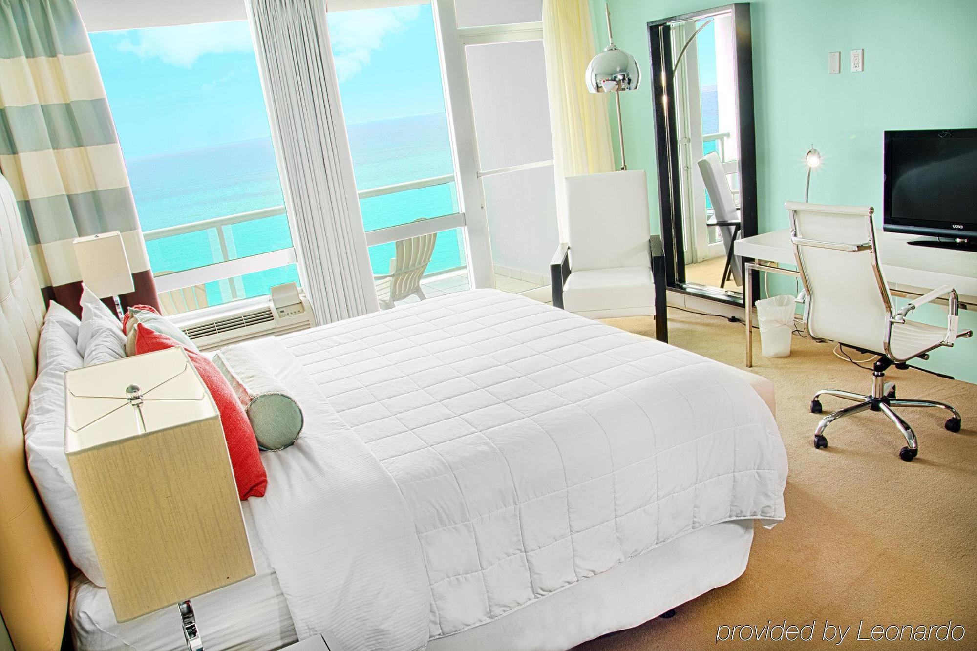 Executive Zimmer mit Kingsize-Bett und seitlichem Meerblick