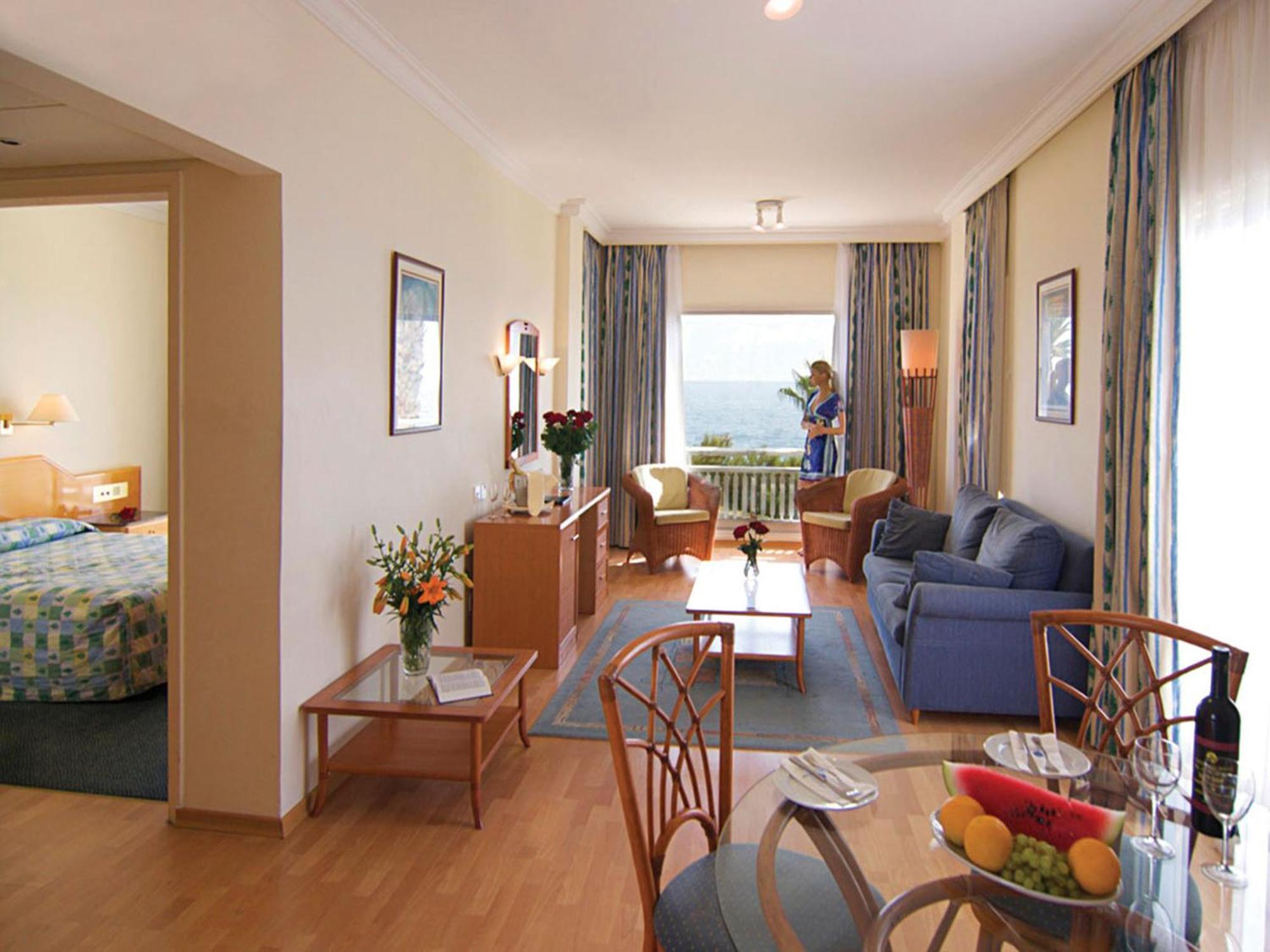 One-Bedroom Suite Sea View