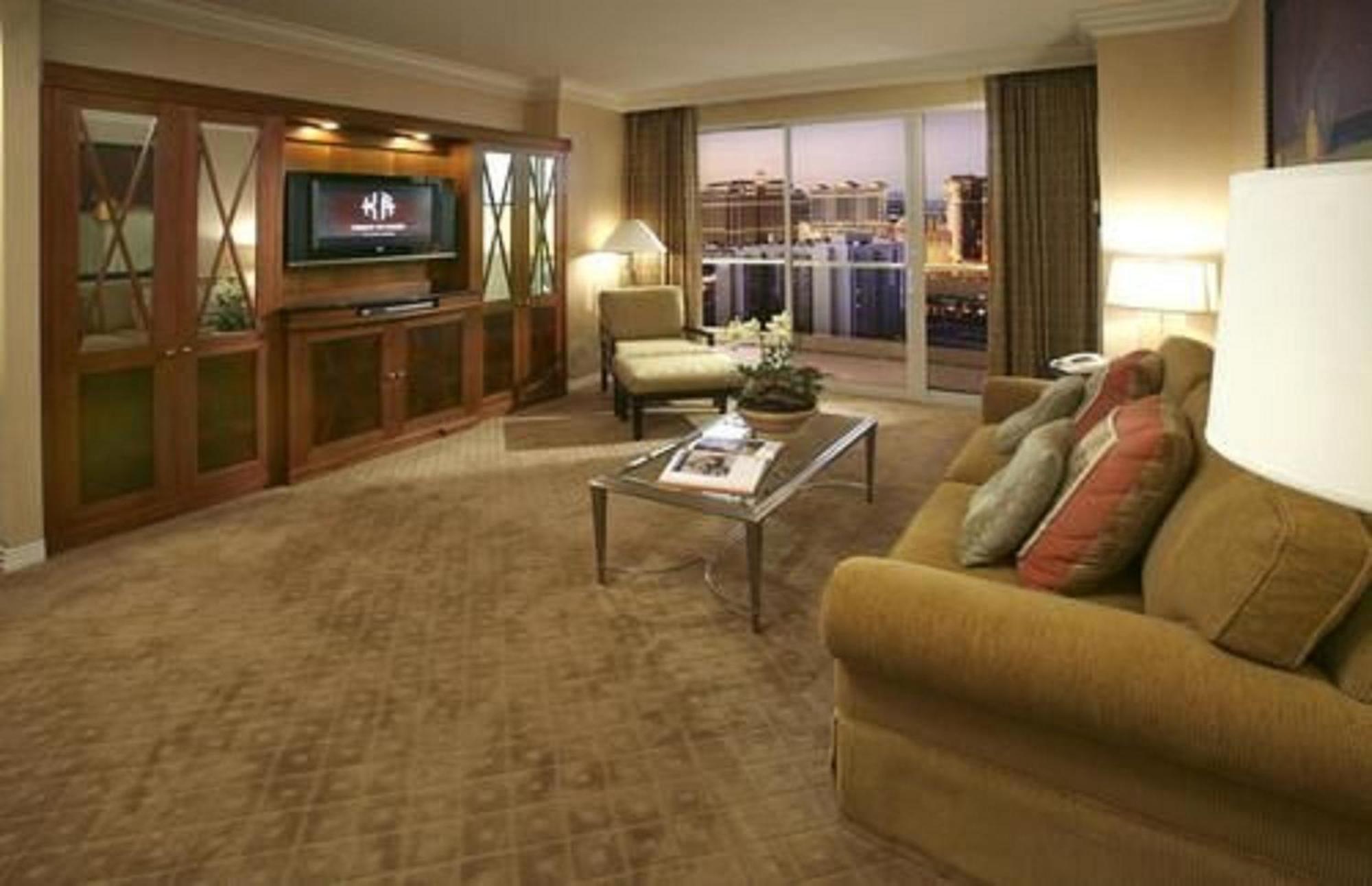 Suite de 1 dormitorio con balcón y vistas al Strip