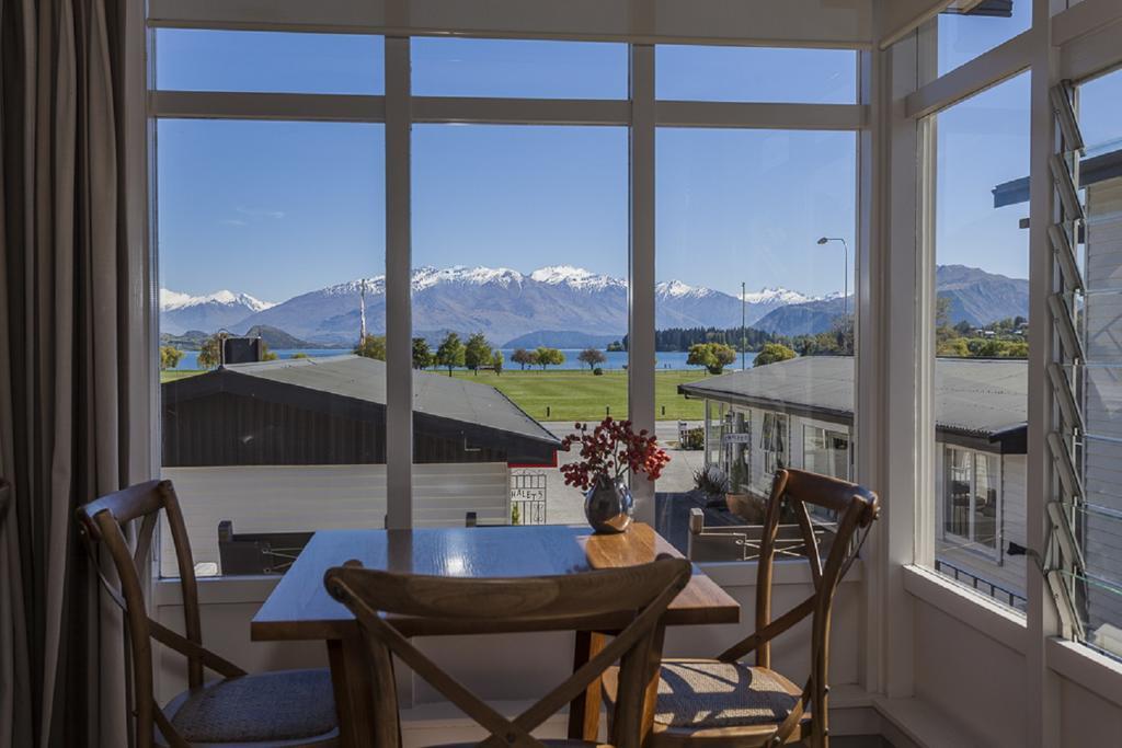 Three-Bedroom Apartment Lake View