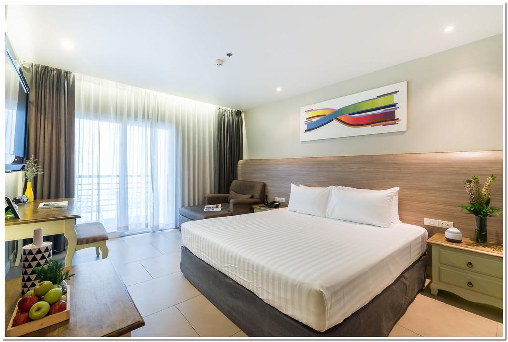 Deluxe room Street Side