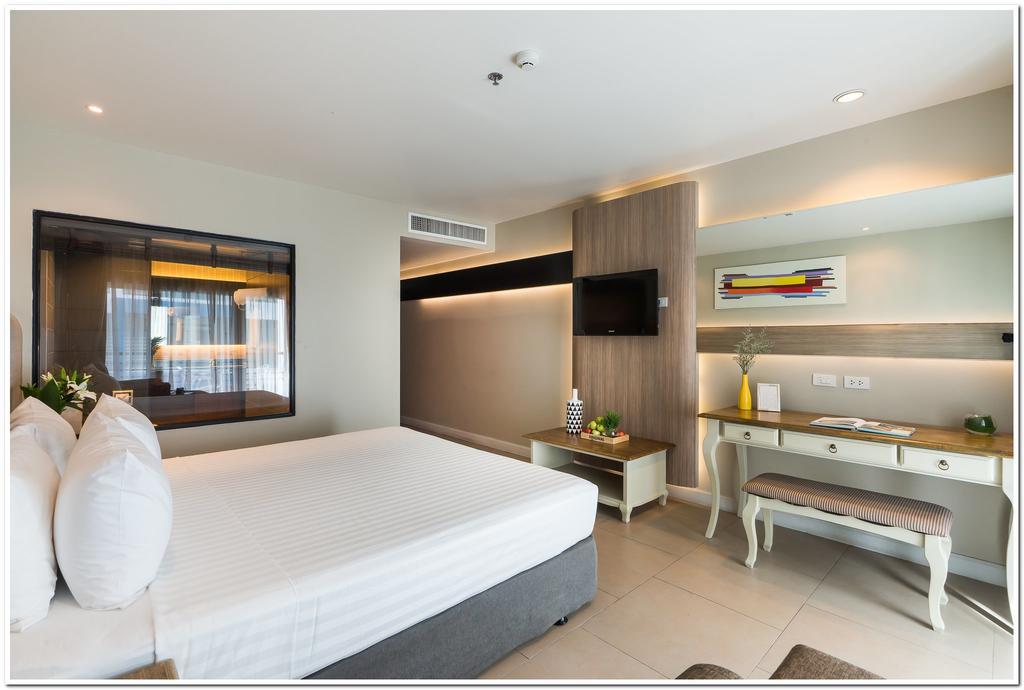 Deluxe room Street Side