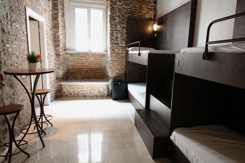 Bunk Bed 6-Bed Mixed Dormitory Room