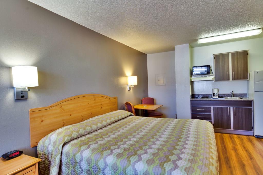 Queen Room - Disability Access - Non-Smoking