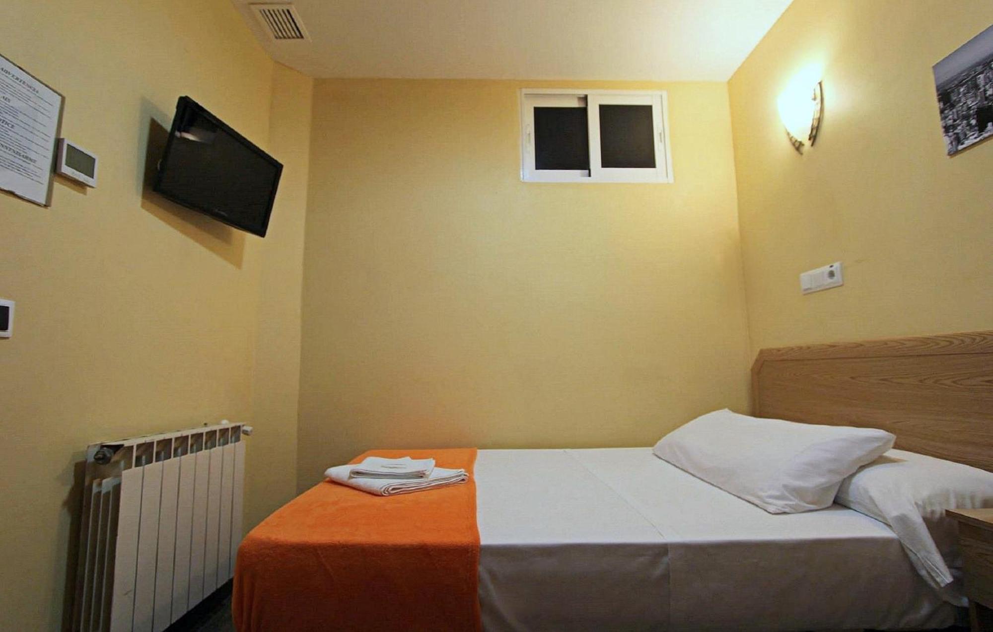Budget Single Room,695684109:JPEG