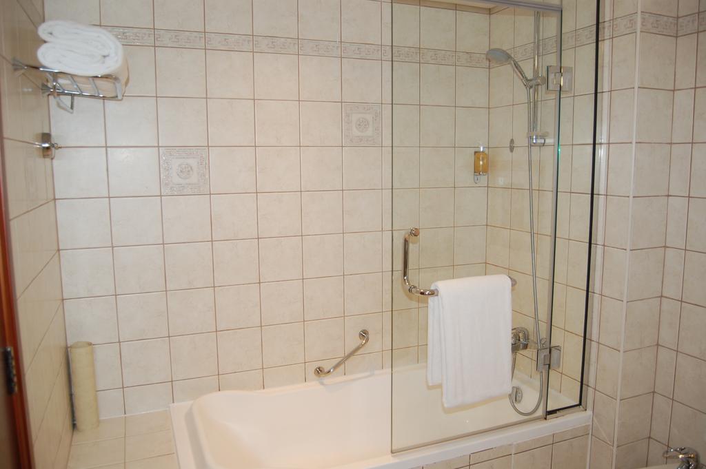 Three-Bedroom Apartment,327923074:JPEG