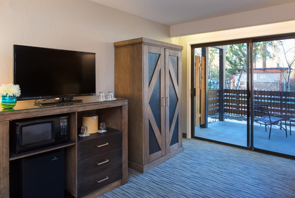 Chambre Lit King-Size avec Douche Accessible en Fauteuil Roulant - Adaptée aux Personnes à Mobilité Réduite