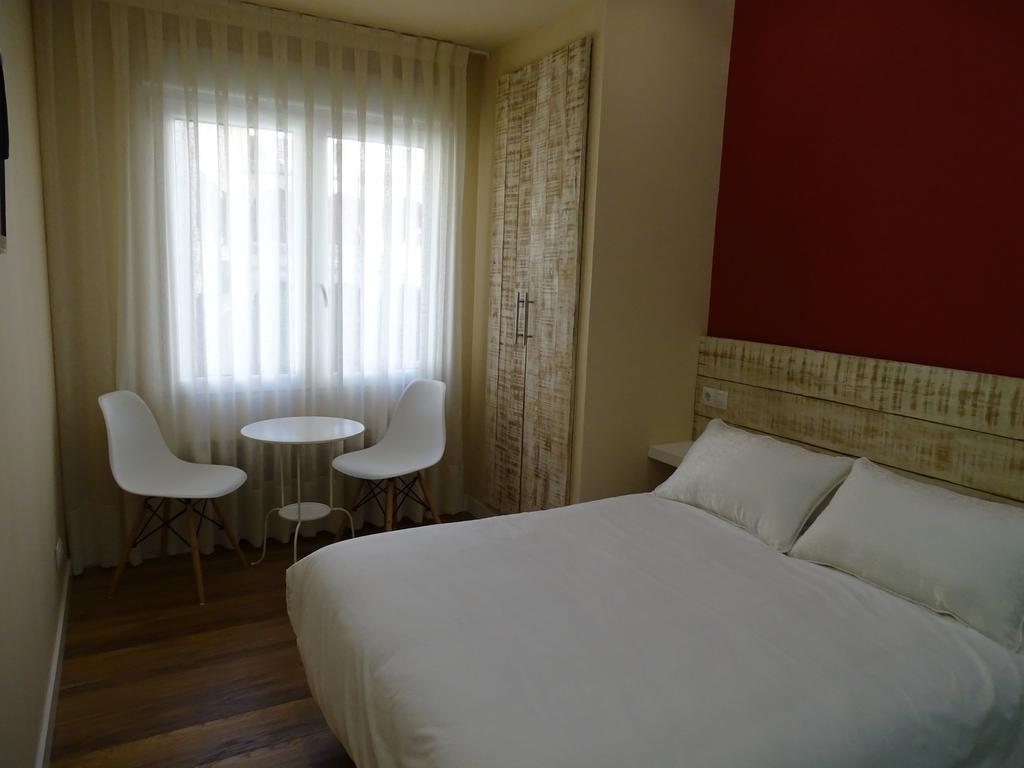 Zimmer mit Queensize-Bett und Gartenblick