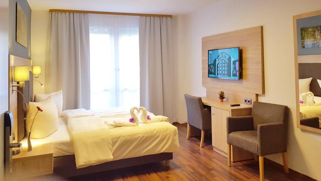 Kamer met Kingsize Bed en Rolstoeltoegankelijke Douche - Geschikt voor Gasten met een Lichamelijke Beperking