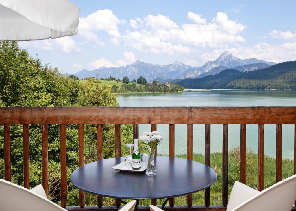 One-Bedroom Apartment Lake View East Side