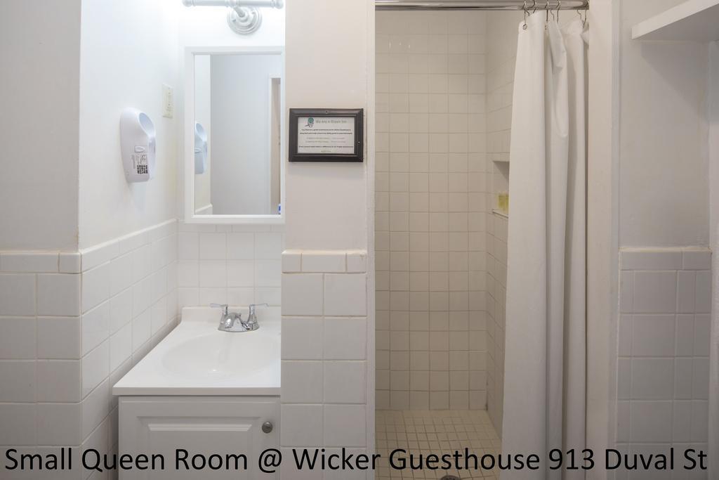 Small Queen Room,377174101:JPEG