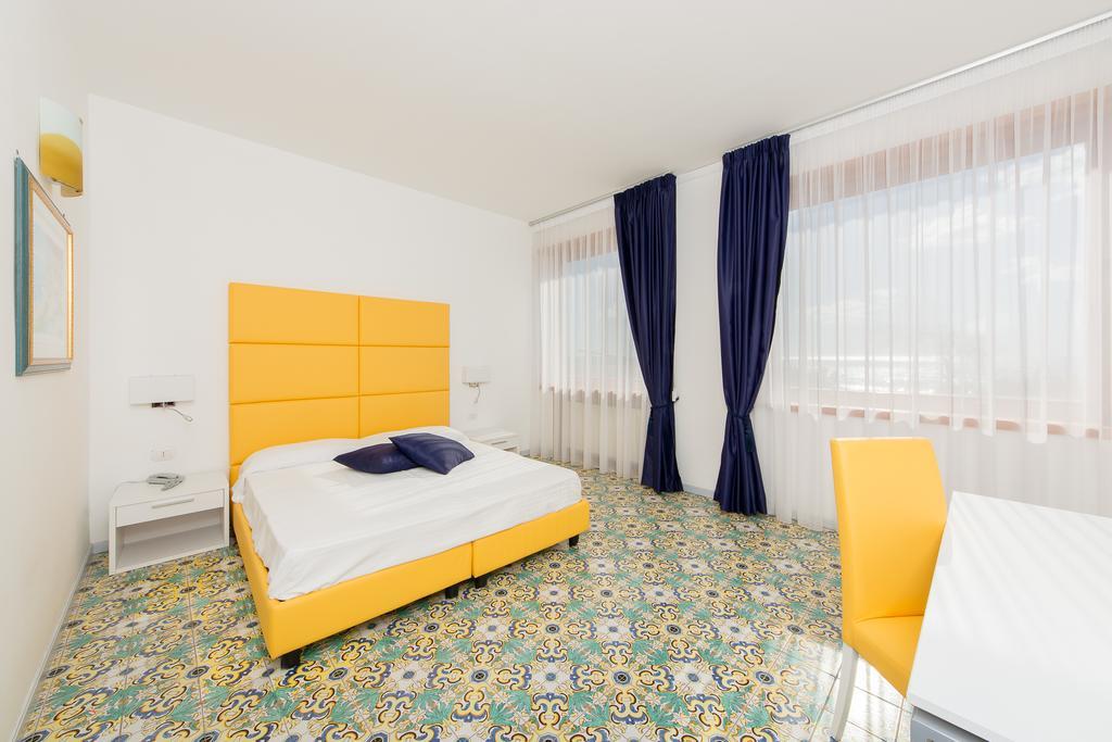 Quarto Grande com Cama de Casal ou 2 de Solteiro