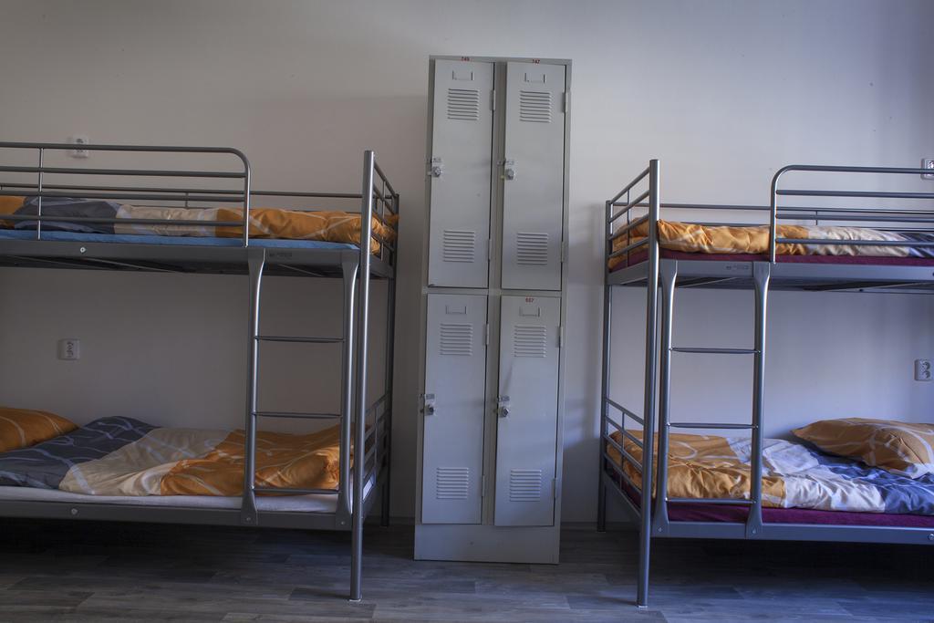 Letto a Castello in Dormitorio Misto per 8 Persone con Vista Strada