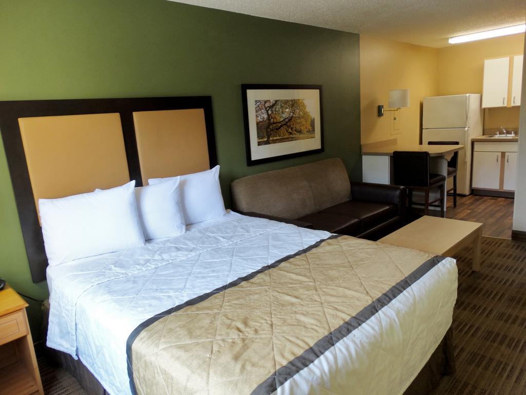Deluxe Studio with 1 Queen Bed