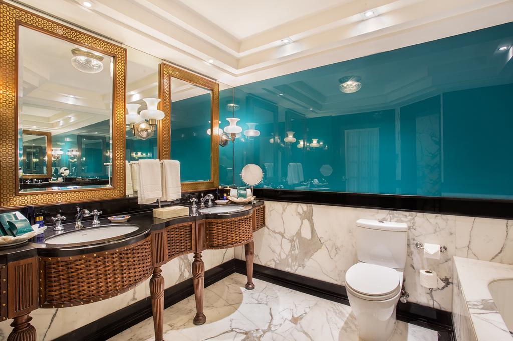 Deluxe Suite With Balcony And Taj Mahal View,396296598:JPEG